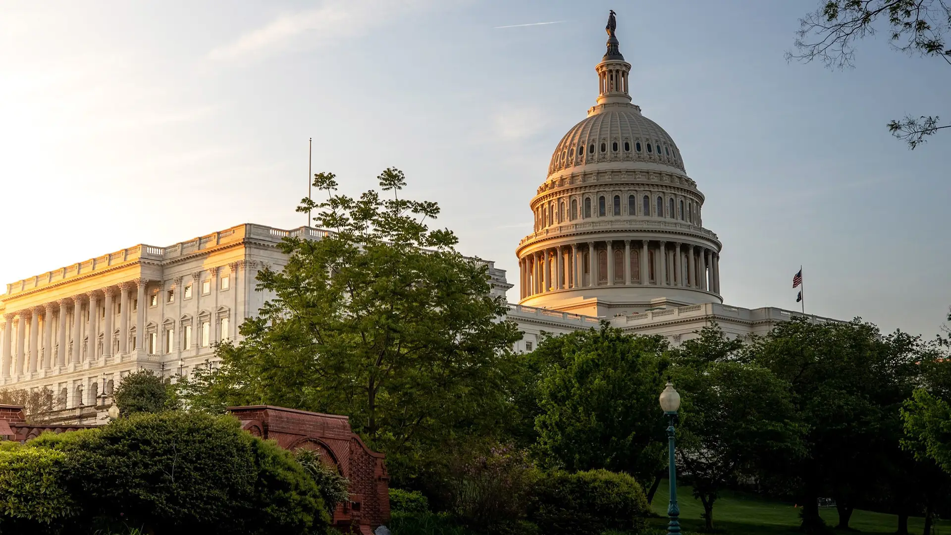 O Capitólio dos Estados Unidos ao amanhecer, visto de frente.