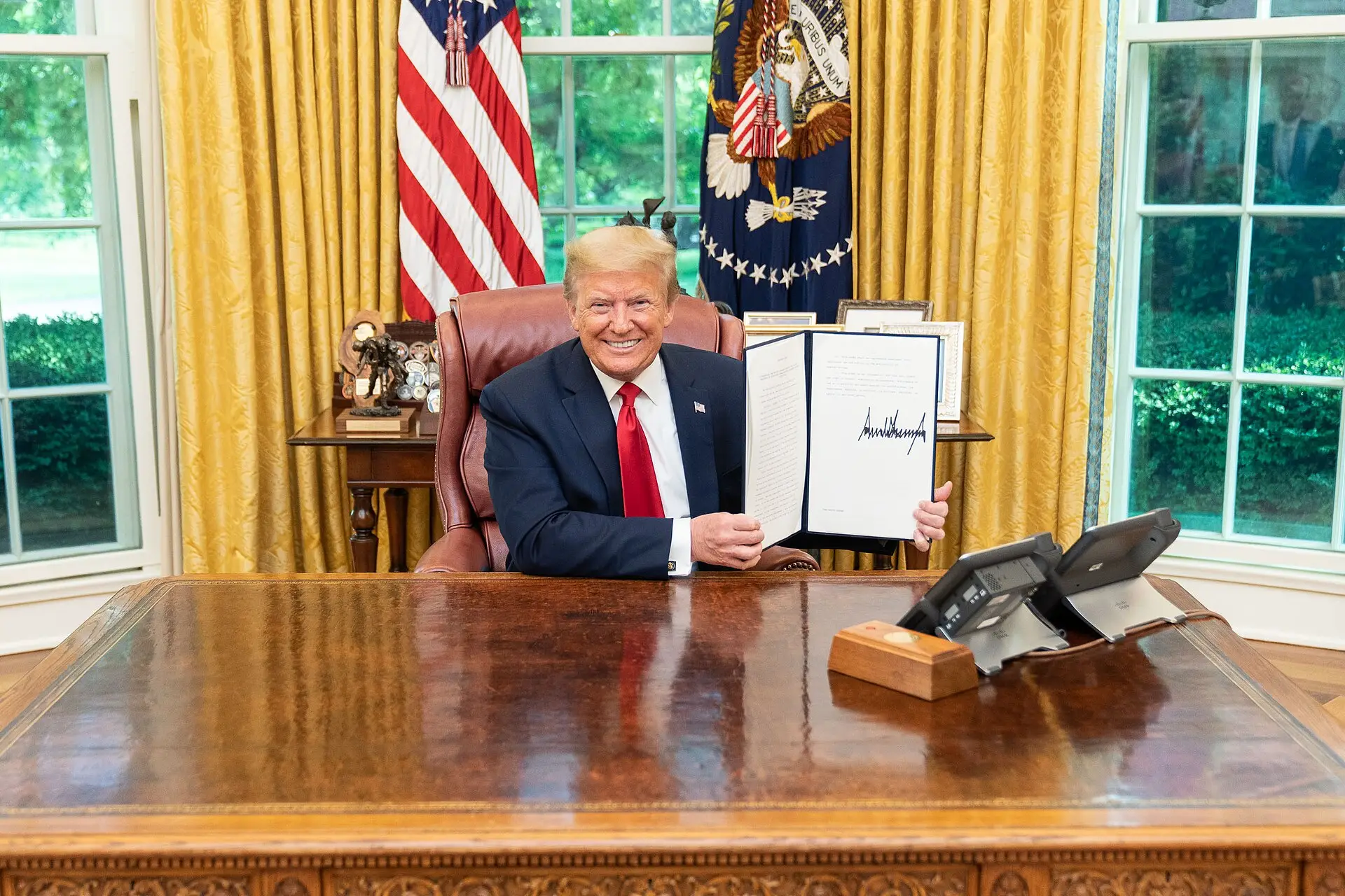 O presidente dos Estados Unidos assina uma ordem executiva no Salão Oval da Casa Branca.